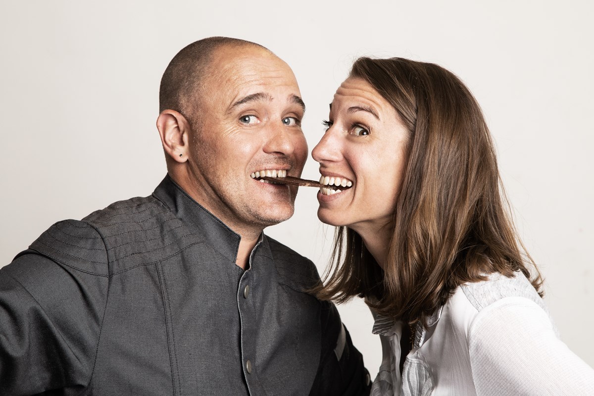 David et Virginie Pasquiet partageant un carré de chocolat