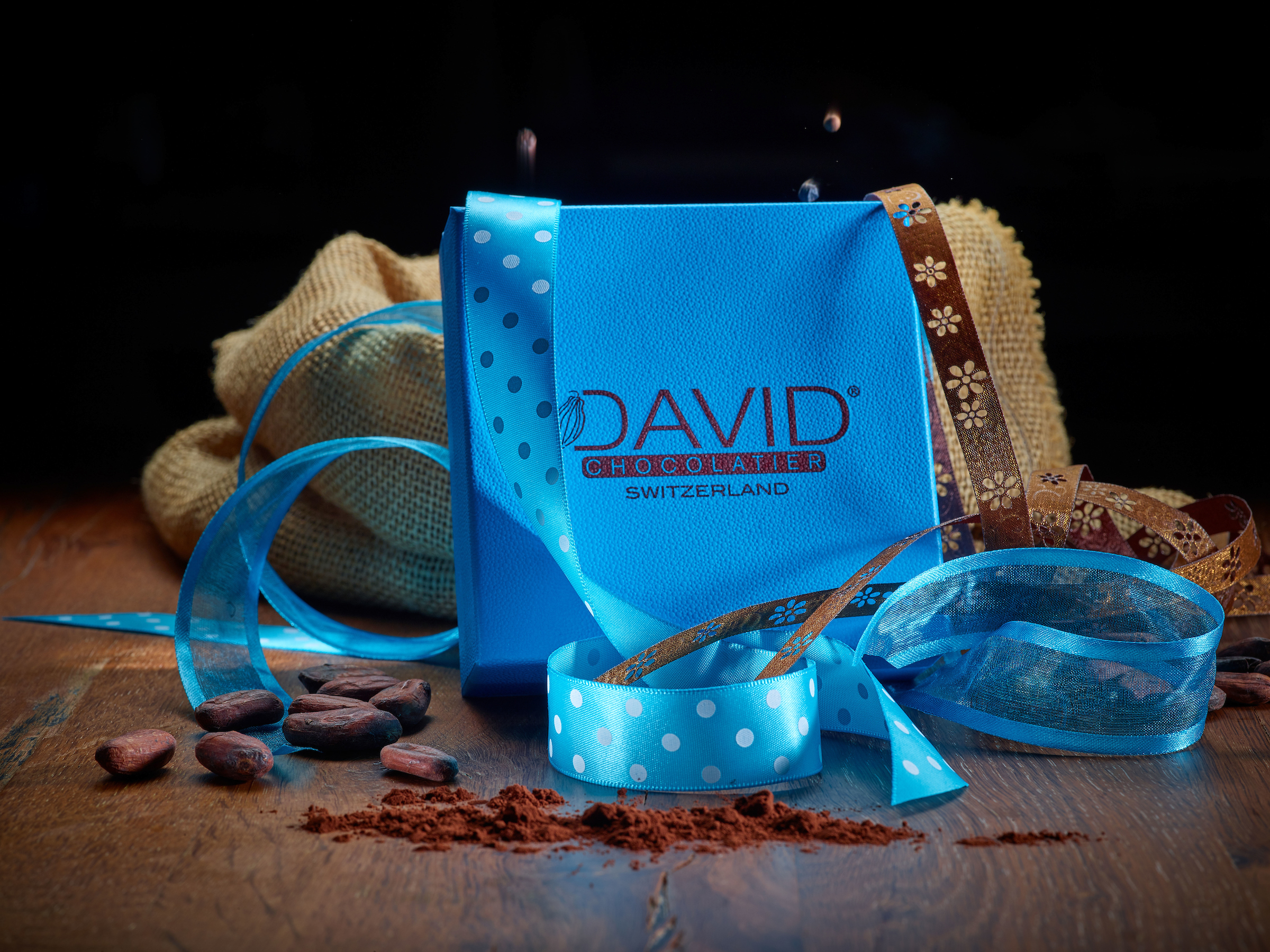 Coffret cadeau bleu David Chocolatier noué de rubans