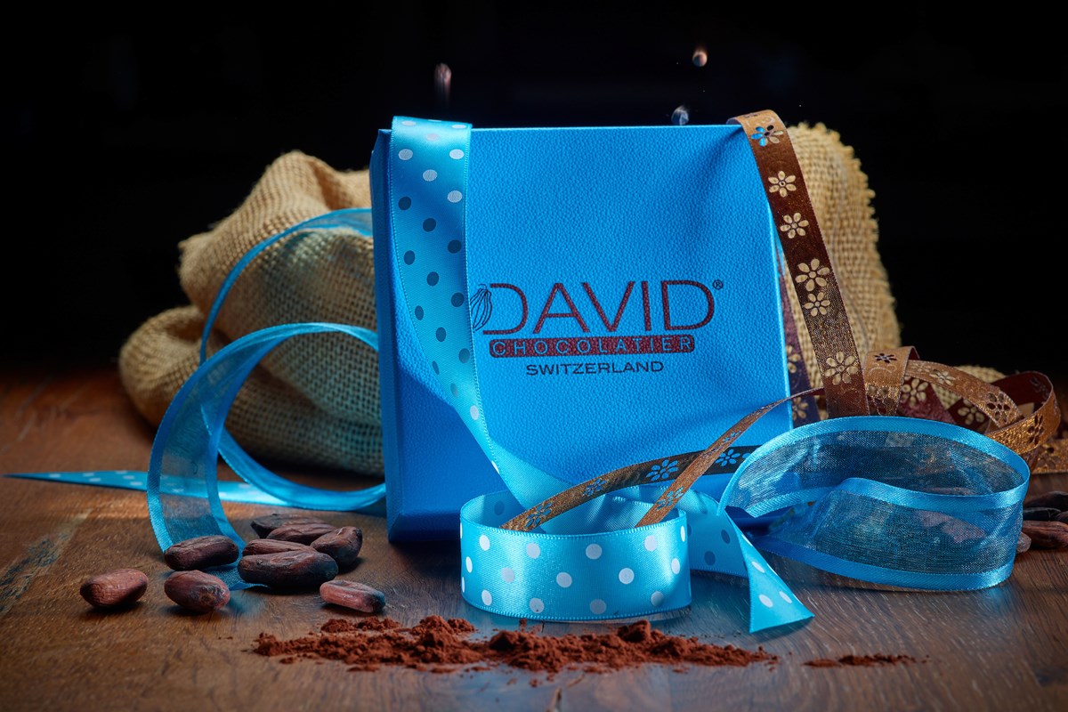 Coffret cadeau bleu David Chocolatier noué de rubans
