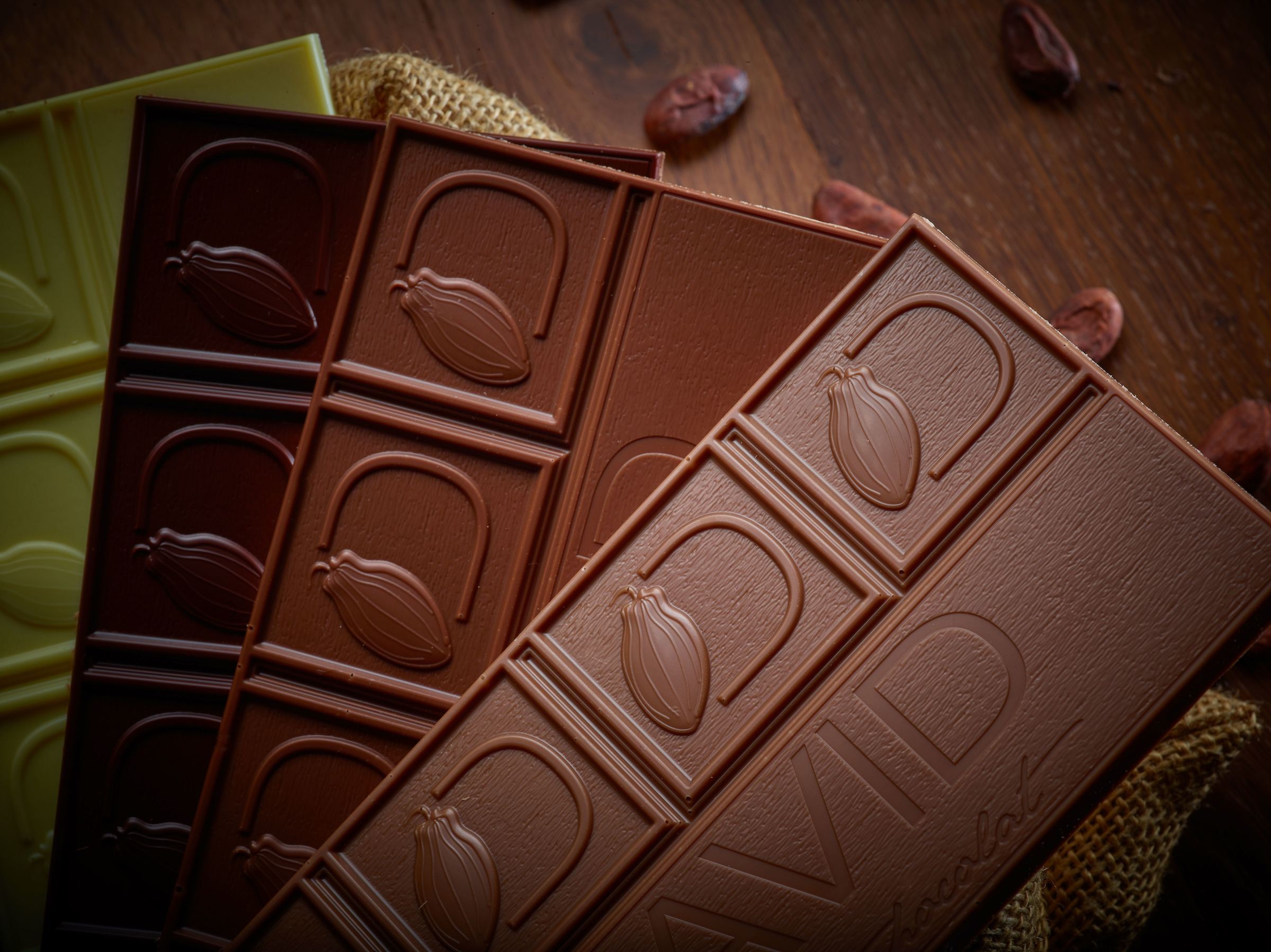 Tablettes de chocolat noir, lait et matcha frappées du D