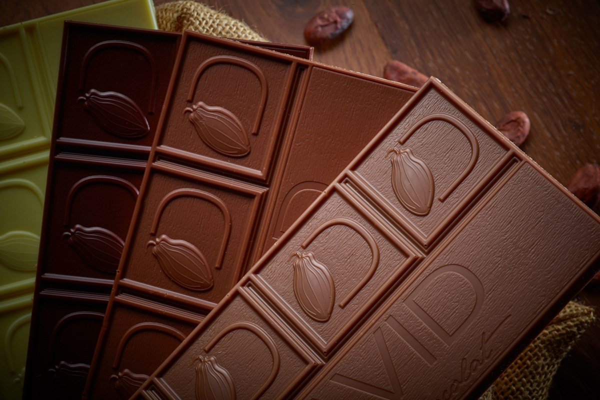 Tablettes de chocolat noir, lait et matcha frappées du D