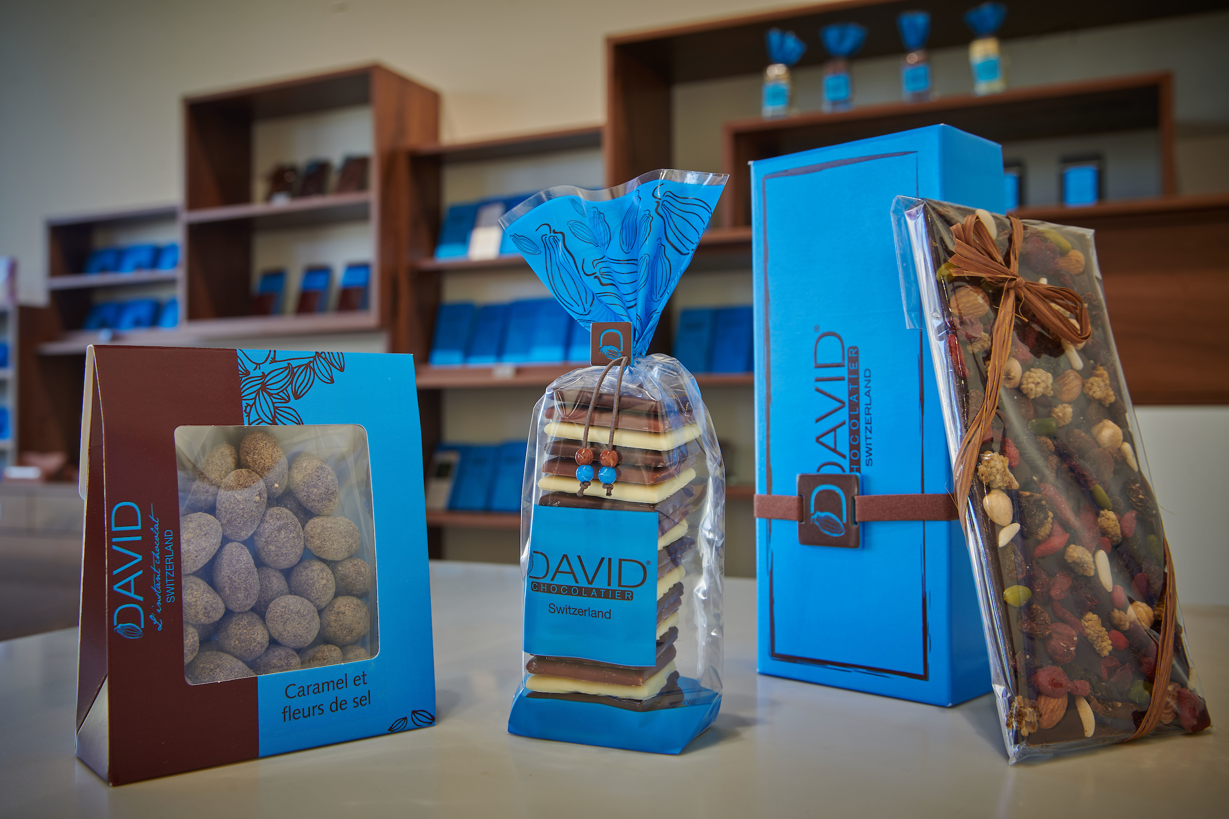 Intérieur de la boutique de Sierre, étagères bleues et coffrets