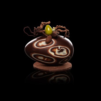 Oeuf bois - Blanc lait et noir, garni de amandes et noisettes enrobées, fritures, oeuf praliné, oeuf nougatine, 380 gr 62.-