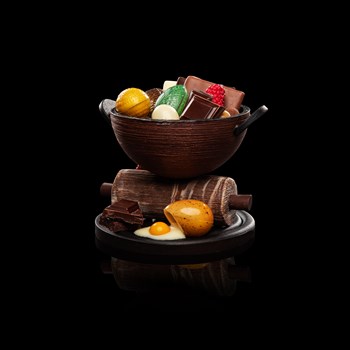 L'oeuf pâtissier - Noir, garni d'amandes et noisettes enrobée, choconougat, oeuf praliné, 320 gr 57.-