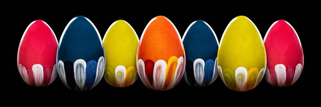Oeufs coloré 10 cm - Vert et bleu : chocolat Lait - rouge et rose : chocolat Noir, garni amandes et noisettes enrobées, mix chocolats, 150 gr 19.-