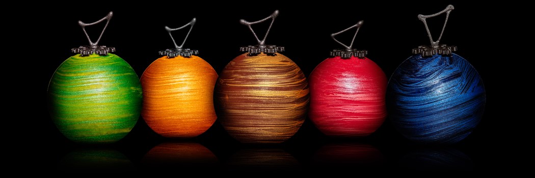 La boule de Noël - Chocolat noir : rouge, bleu, bronze / Chocolat au lait : jaune, vert. Garni amandes diverses, noisettes, 130 gr 18.-