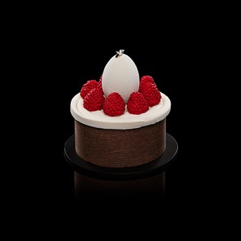Raspberry tartlet - Milk chocolate, garnished with chocolate almonds and hazelnuts, praline and nougatine eggs, 410 gr 62.-