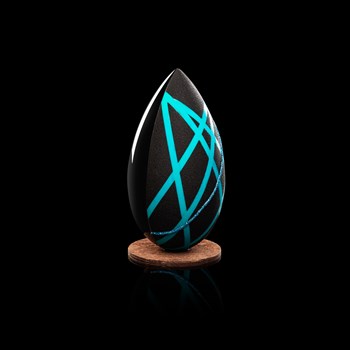 Oeuf Bleu des mers du sud by Nicolas - Noir et blanc, garni amandes et noisettes enrobées, oeufs pralinés, oeufs nougatine, mix chocolat, 330 gr 60.-