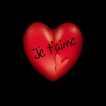 Petit coeur rouge " Je t'aime " - Chocolat blanc et noir, amandes, noisettes, petits coeurs en chocolat, 110g 17.-