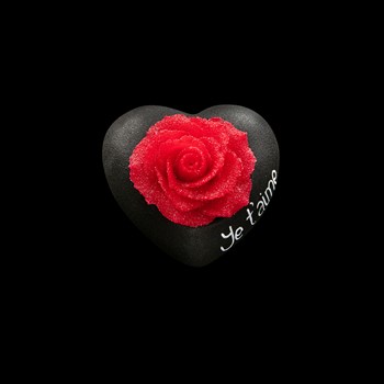 Little heart-shaped chocolate - Milk chocolate and marzipan rose, little heart-shaped chocolate. 100g 19.-