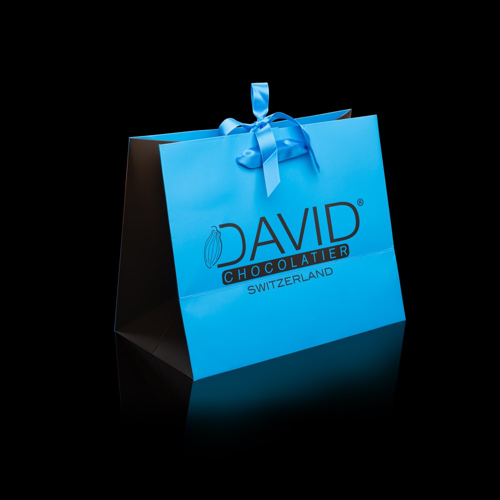 Sac cadeau bleu David Chocolatier noué d’un ruban