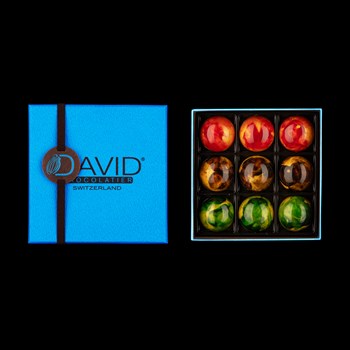 Autumn assortment box - Brown: chestnut emulsion with crispy confit dried meat and rye bread. Red: lingonberry confit and chanterelle emulsion. Green: cooked wine emulsion from the Russy farm and crunchy walnuts. 22.-