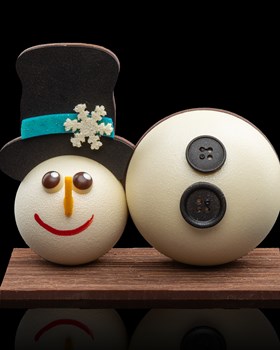 Le bonhomme de neige - Chocolat Noir Lait et blanc, amandes et noisettes enrobées et divers petits chocolats. 160g 28.-