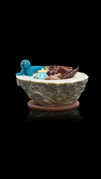 La banquise - Chocolat Noir Lait et blanc, amandes et noisettes enrobées et divers petits chocolats, phoque en massepain. 310g 55.-