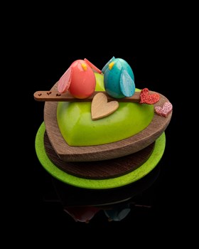 Lovebirds - Dark and white chocolate, coated almonds, choconougat and chocolate hearts. 200g 36.-