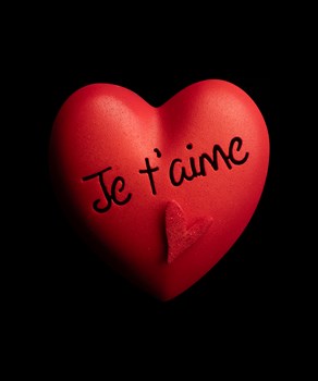 Samll heart " I love you" - White milk and dark chocolate, almonds  and chocolate hearts 90g 19.-