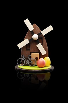 Oeuf Pays-Bas - Chocolat lait, noir et blanc, amandes, noisettes, choconougats, mini tablettes, oeufs pralinés et friture 340g 63.-