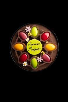Coffret de Pâques 2026 - Oeuf violet : Praliné amandes éclat de  cassis et bricelets - Oeuf Jaune : Praliné amandes et fruits de la  passion - Oeuf Vert : praliné pistaches, éclats de framboises et crêpes dentelles  - Oeuf Rouge : Praliné noisettes, éclats de caramel et fleur de sel 280g 55.-