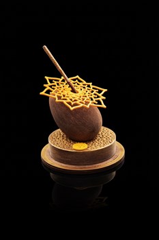 Oeuf Inde - Chocolat noir, lait et Bionda, amandes, oeufs pralinés et friture 284g 55.-